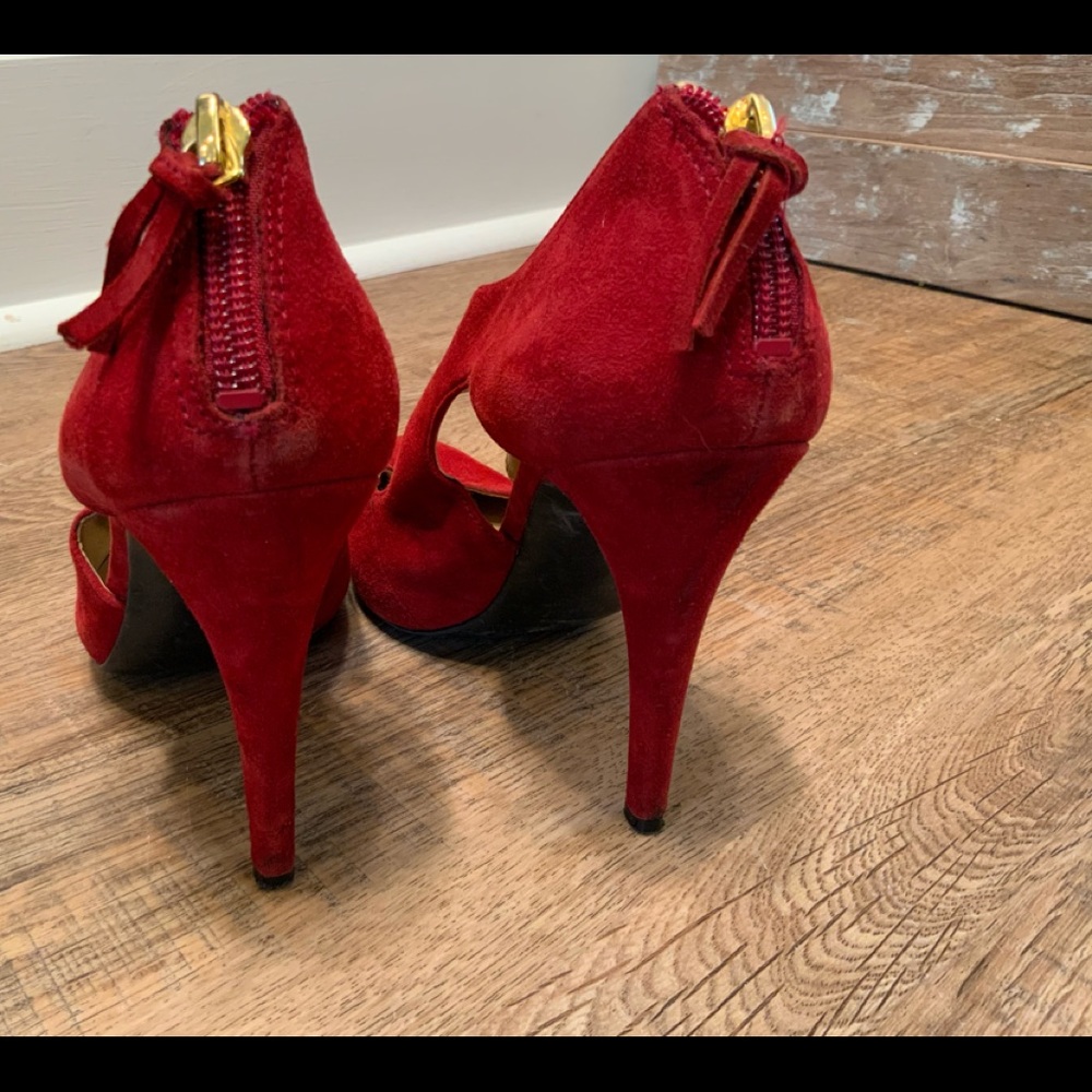 Red pumps - Picture 3 of 5